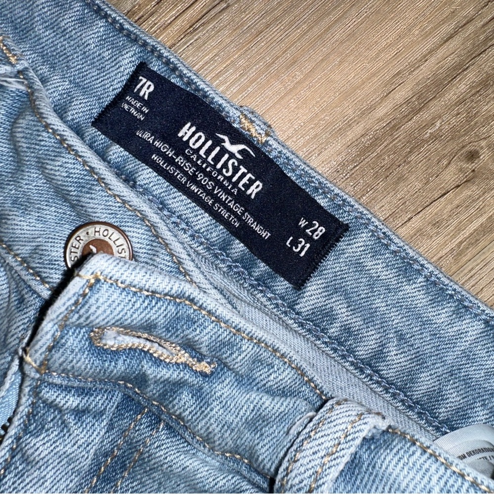 Hollister ultra-high rise 90's vintage straight jeans
Size 7 / size 28